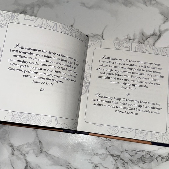 Prayers for a Woman of Faith small Book - Picture 5 of 7